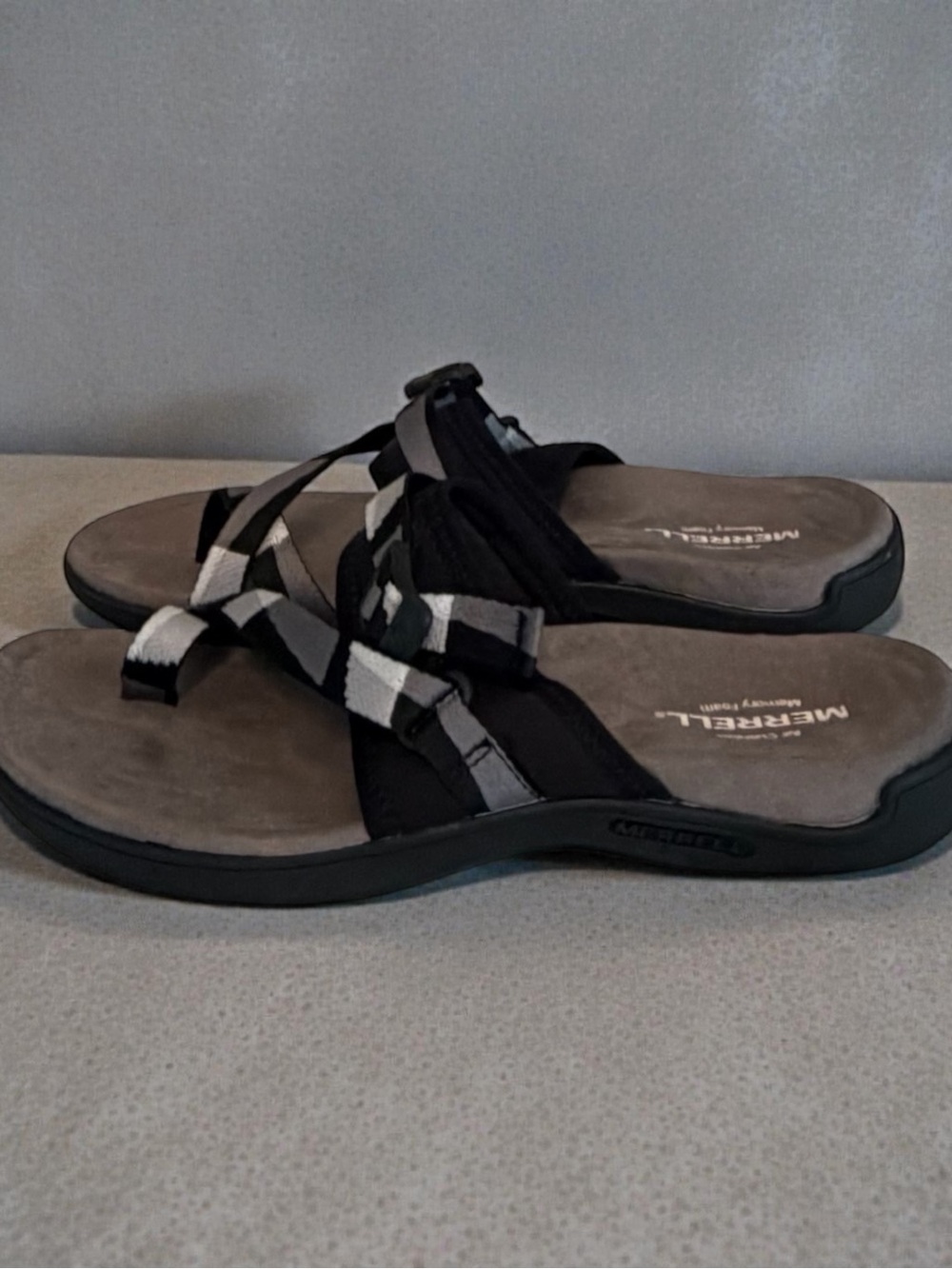 Merrell Women's Air Cushion Memory Foam Toe-Loop Sandals Black Size 8